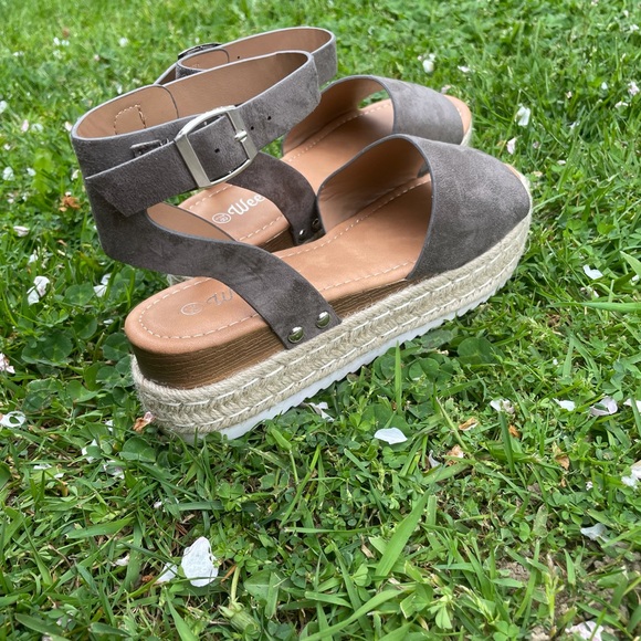 Grey platform wedge sandals (NEW) - Picture 4 of 4